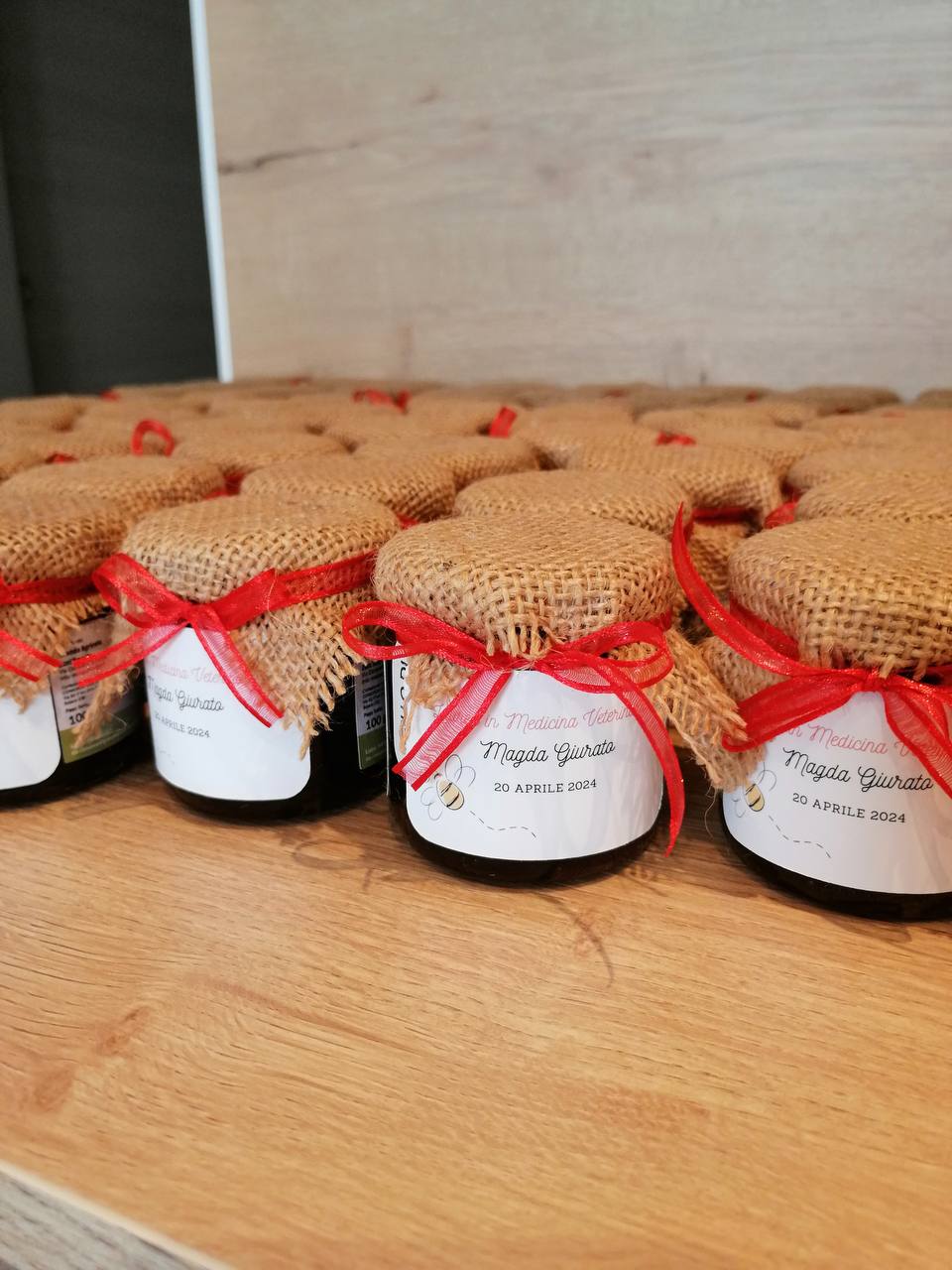 Bomboniera Laurea Barattolino Miele millefiori artigianale 50 gr-140gr, color rosso etichetta personalizzabile