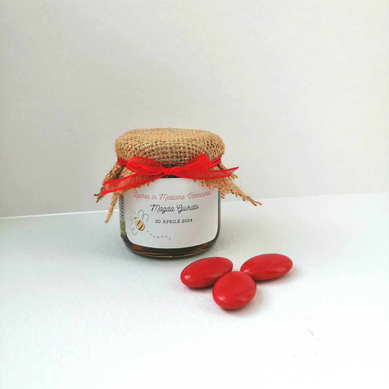 Bomboniera Laurea Barattolino Miele millefiori artigianale 50 gr-140gr, color rosso etichetta personalizzabile