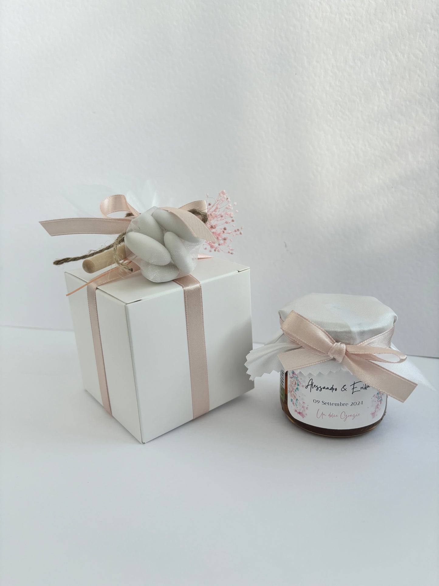 Wedding Favor Jar of artisanal wildflower honey 50 gr-140gr-250 gr, white and antique pink color, customizable label