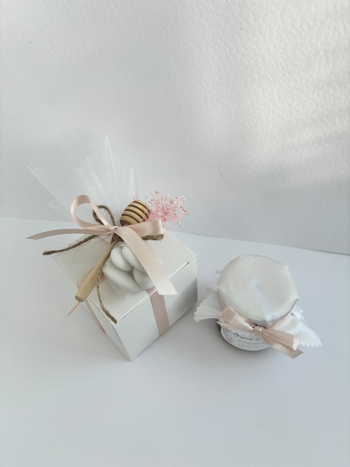 Wedding Favor Jar of artisanal wildflower honey 50 gr-140gr-250 gr, white and antique pink color, customizable label