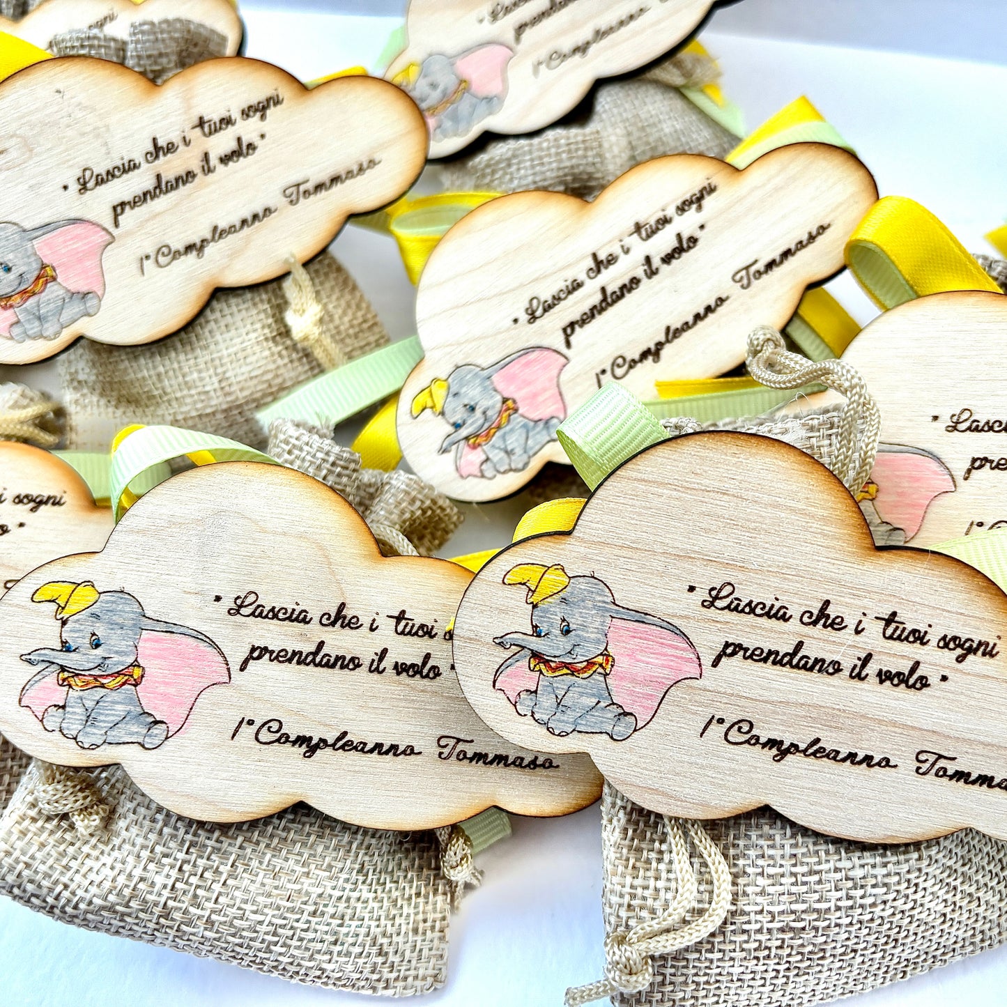 Magnet en bois Dumbo petit éléphant faveur personnalisable pour baptême et naissance sachet de friandises bleu clair jaune vert