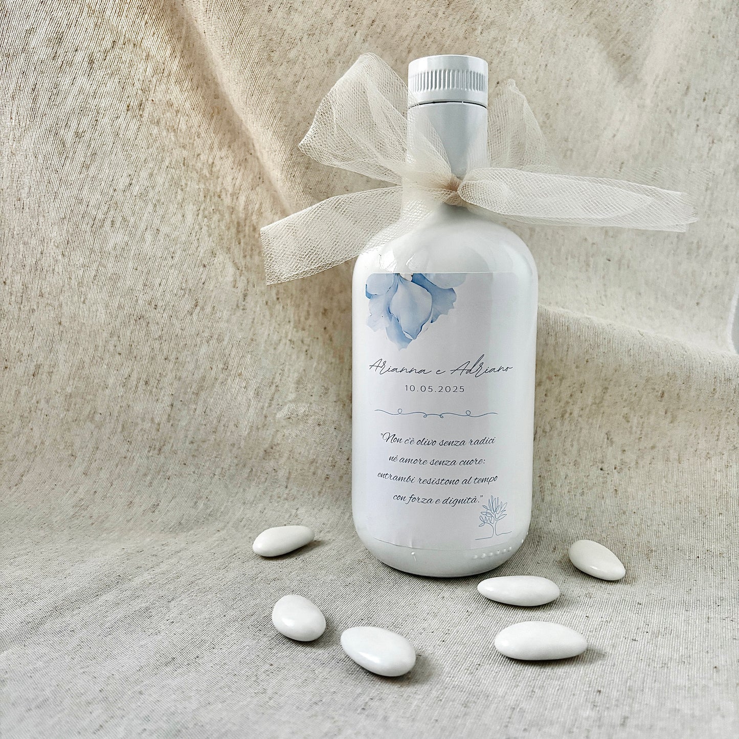 Bomboniera Bottiglia in vetro Bianca con Olio EVO Pugliese da 500ml con etichetta personalizzabile con confetti