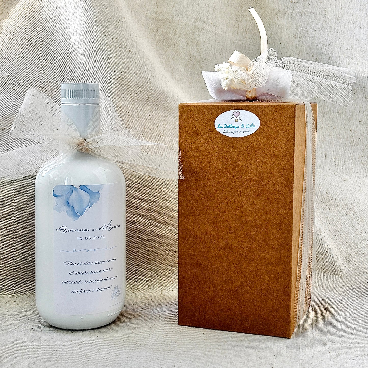 Bomboniera Bottiglia in vetro Bianca con Olio EVO Pugliese da 500ml con etichetta personalizzabile con confetti