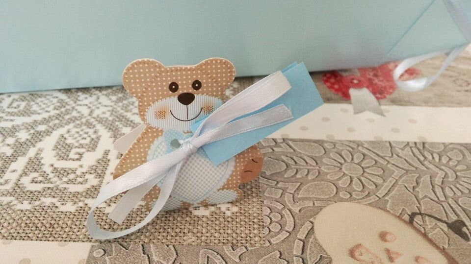 Cheap little girl's cardboard confetti holder, original idea