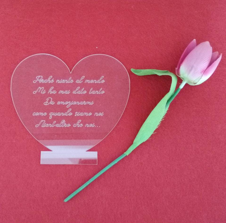 Idea regalo Lampada  LED SAN VALENTINO forma di cuore con base in legno e incisione personalizzabile love anniversario
