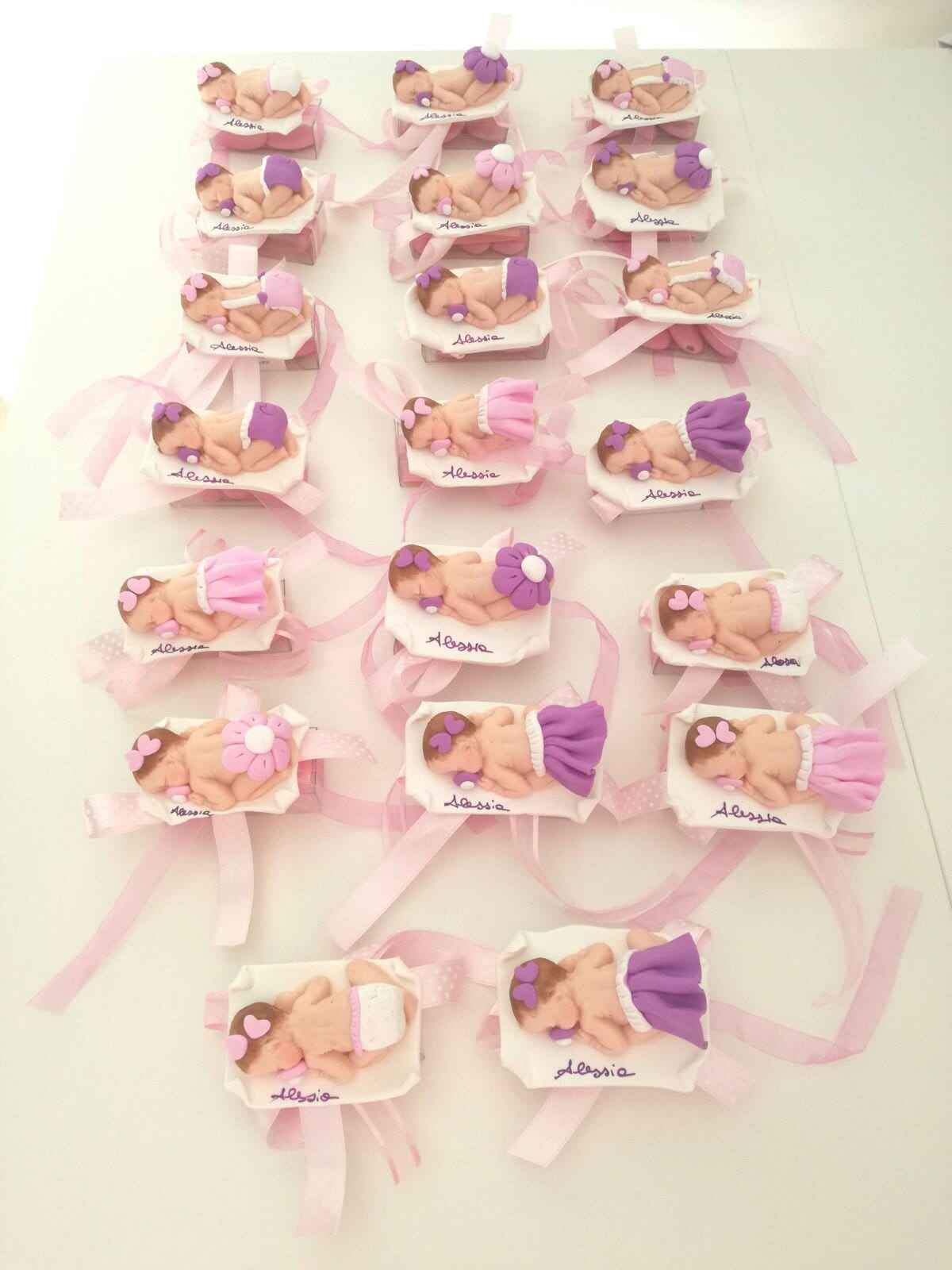 FILLES EN FIMO Rose et Lilas à base blanche prénom personnalisé faveurs naissance baptême événements anniversaires