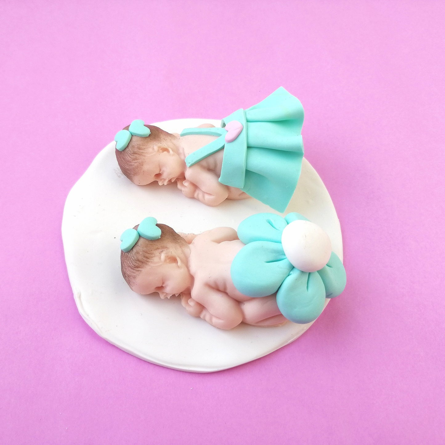 Bomboniera Nascita e Battesimo bambine gemelle colorate BIMBE in fimo con base bianca 10cm x 10cm con nome personalizzato fatto a mano