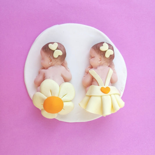 Bomboniera Nascita e Battesimo bambine gemelle colorate BIMBE in fimo con base bianca 10cm x 10cm con nome personalizzato fatto a mano