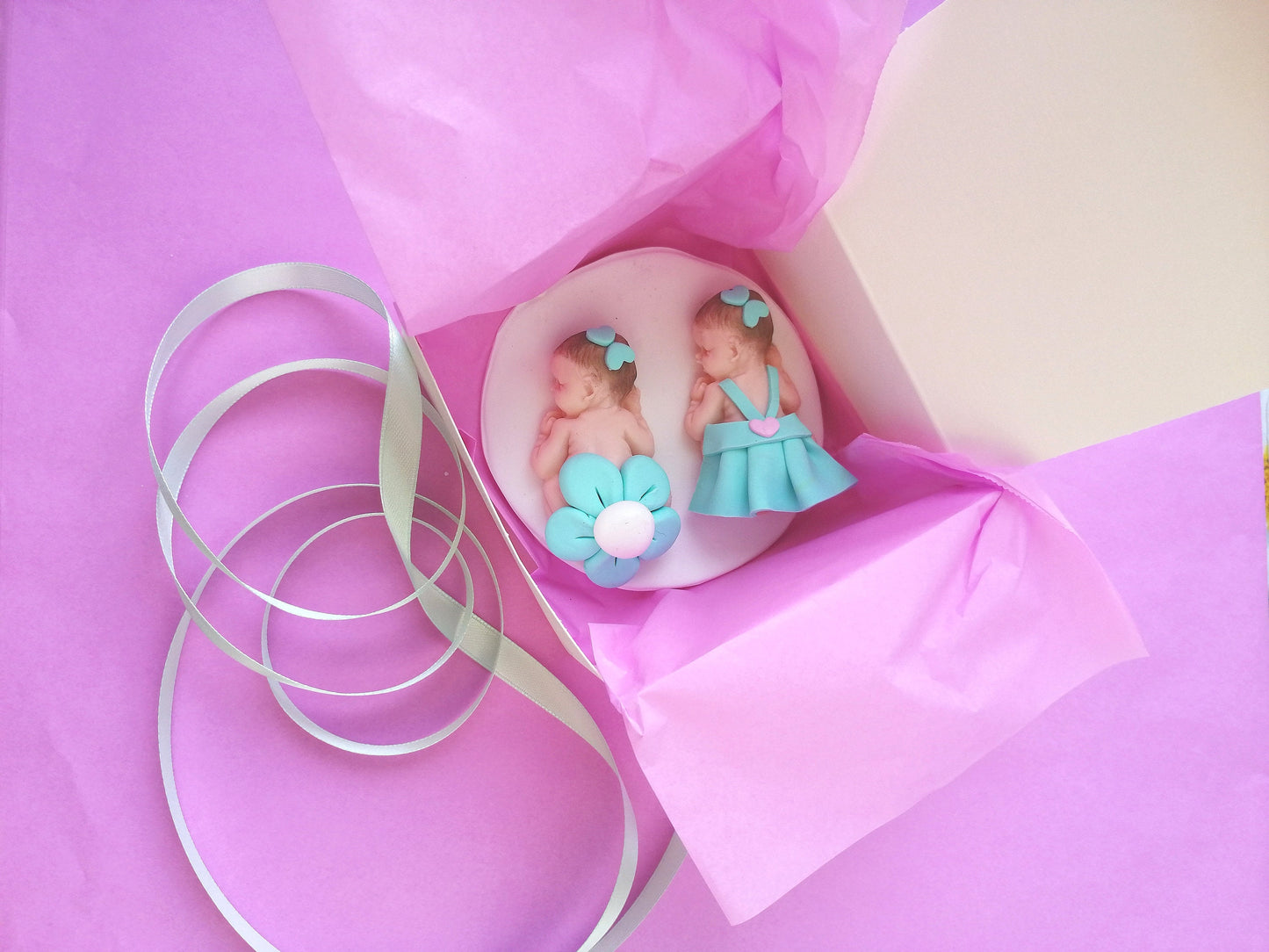 Birth and Baptism favor for colored twin girls in fimo with white base 10cm x 10cm with handmade personalized name
