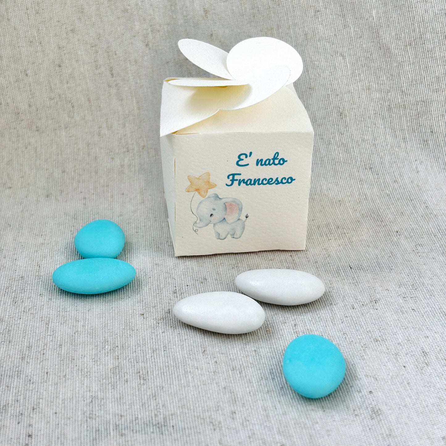 1 pochette à bonbons en tulle avec étiquette bébé personnalisable pour la naissance et le baptême, bonbons bleu clair