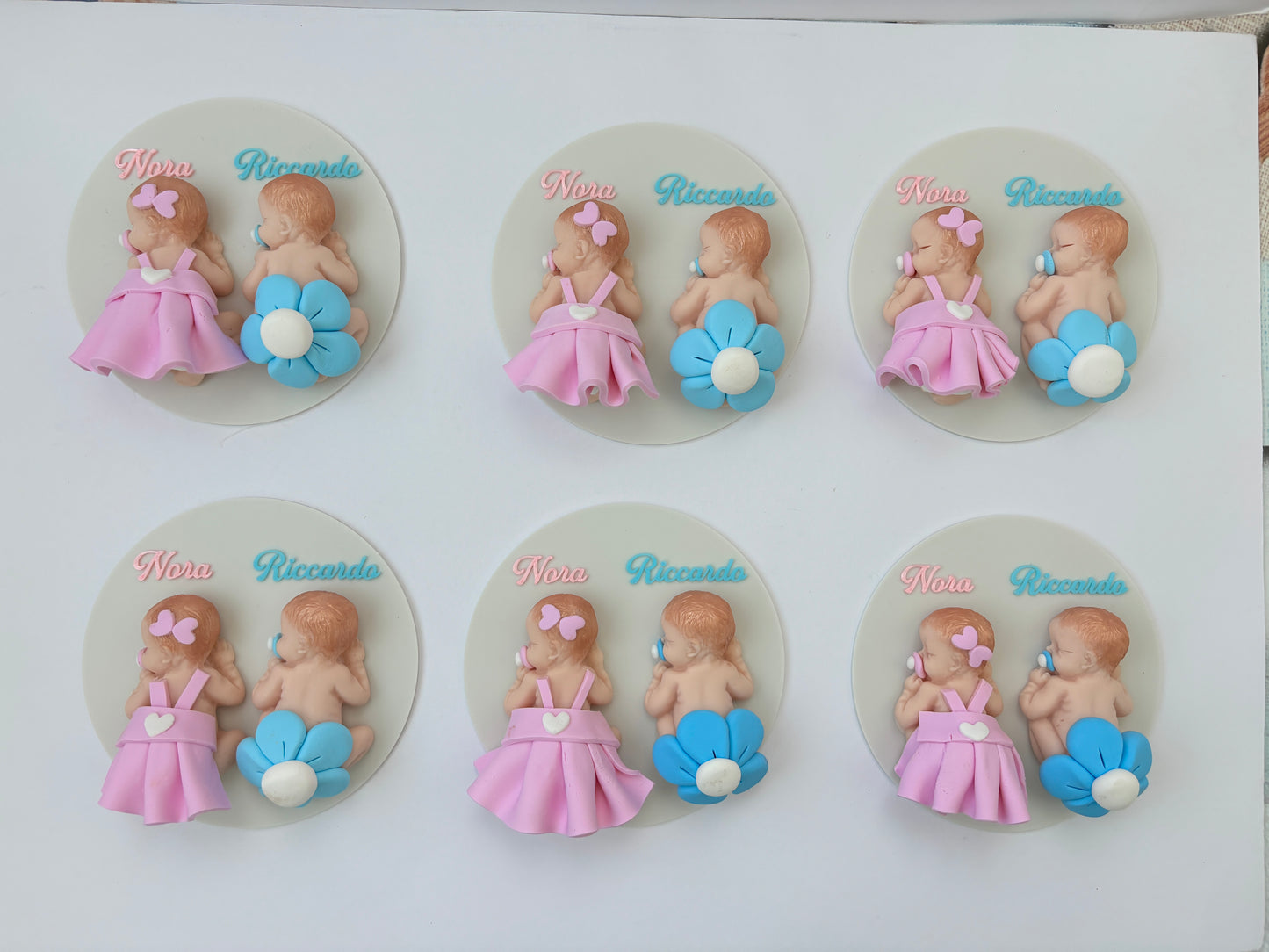 Bonbonnière de naissance et de baptême pour jumelles colorées en fimo avec base blanche 10cm x 10cm avec prénom personnalisé fait main