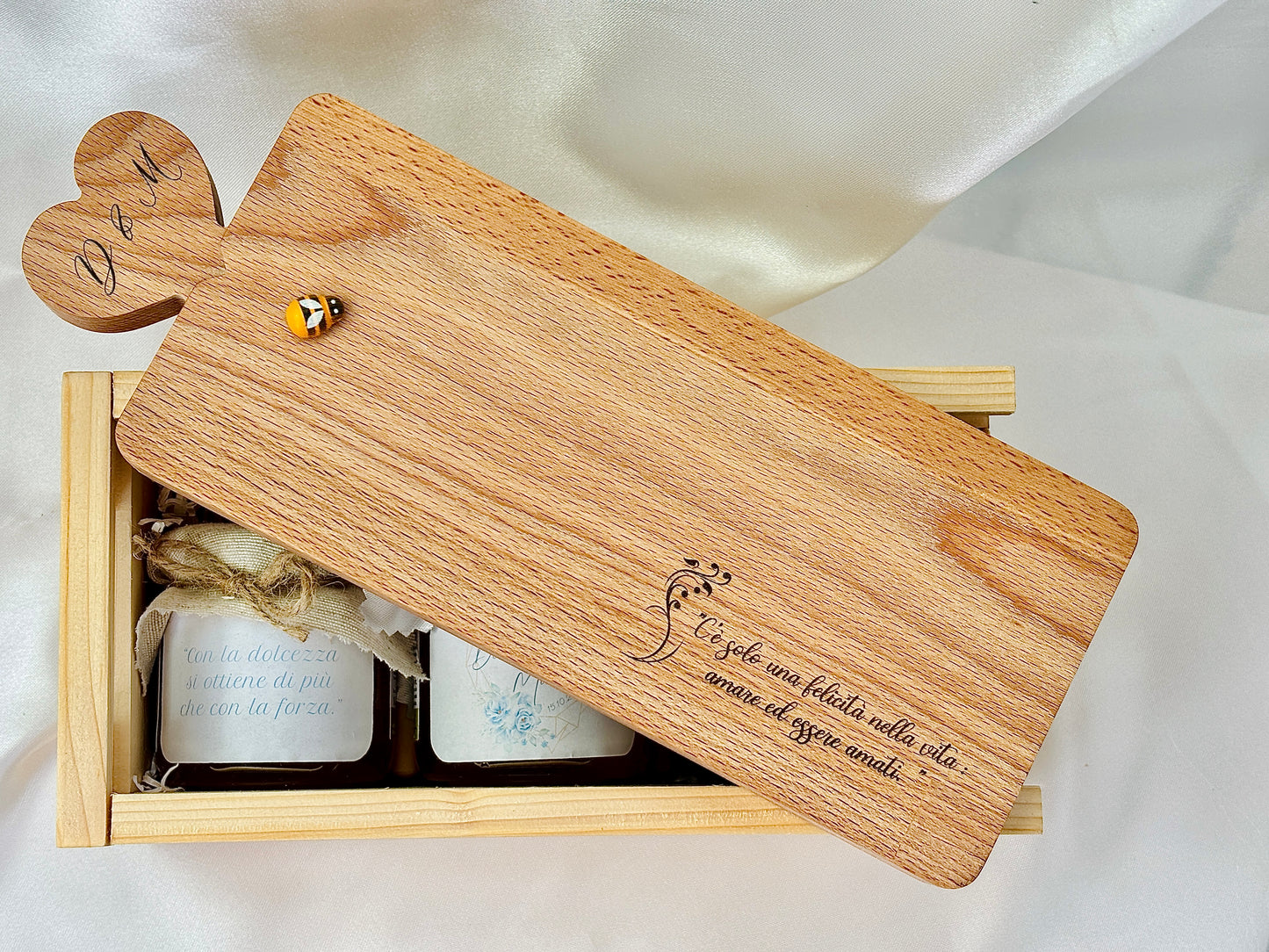 Coffret en bois de sapin avec planche à découper en hêtre pour mariage avec dégustation de miel artisanal en 3 parfums (miel de fleurs sauvages - acacia - châtaignier) de 140 gr