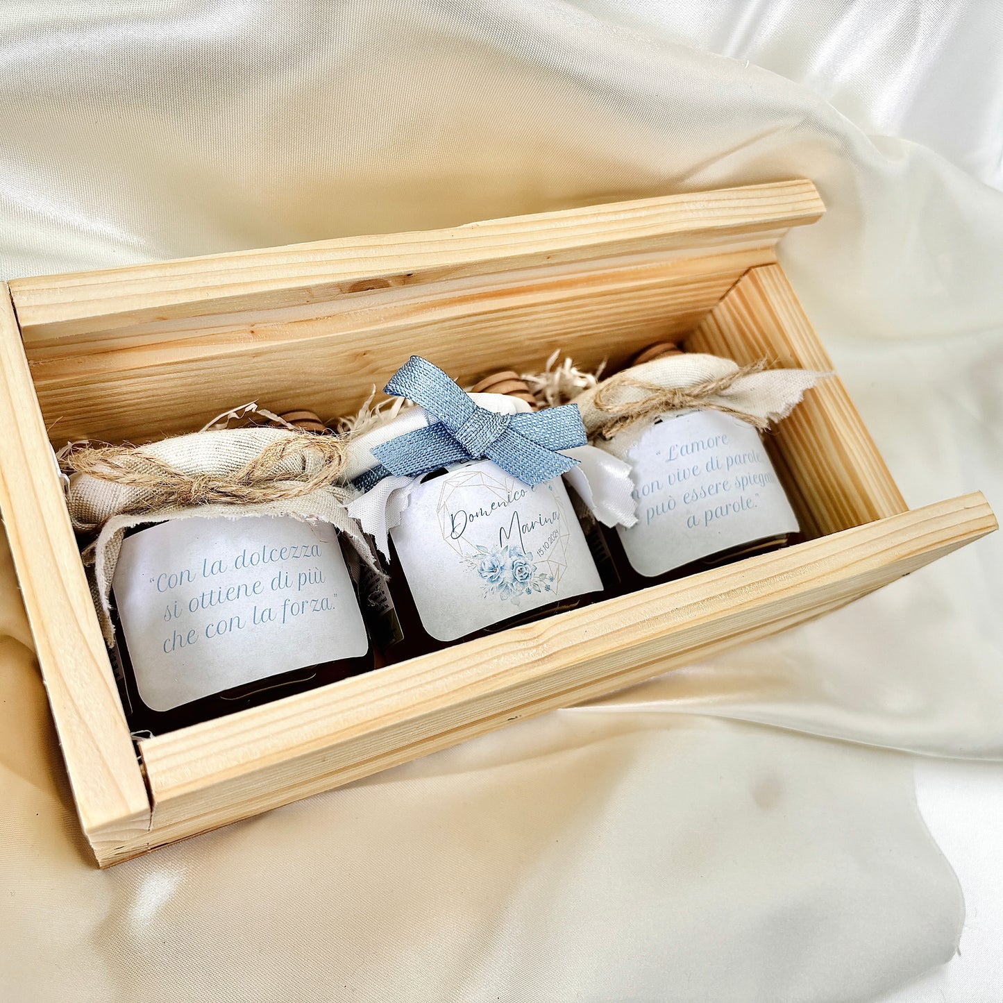 Coffret en bois de sapin avec planche à découper en hêtre pour mariage avec dégustation de miel artisanal en 3 parfums (miel de fleurs sauvages - acacia - châtaignier) de 140 gr