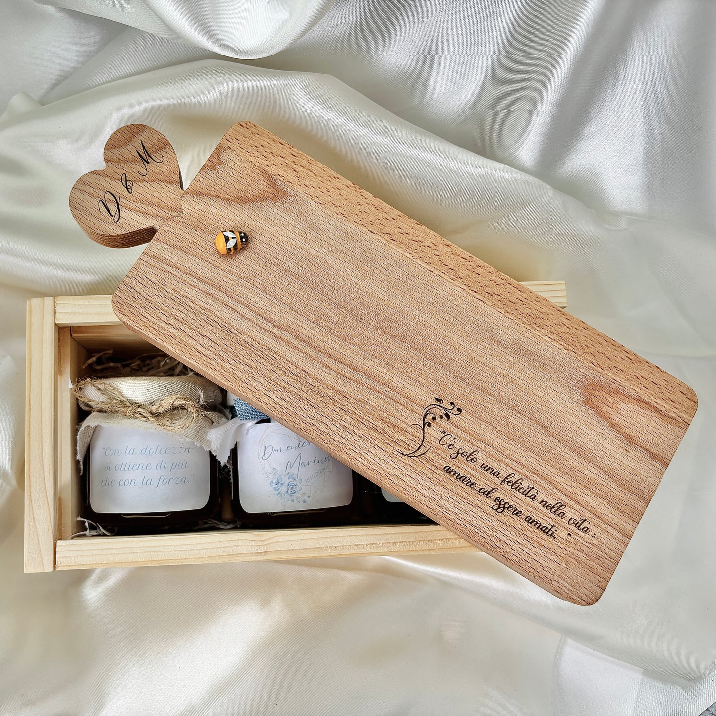 Coffret en bois de sapin avec planche à découper en hêtre pour mariage avec dégustation de miel artisanal en 3 parfums (miel de fleurs sauvages - acacia - châtaignier) de 140 gr