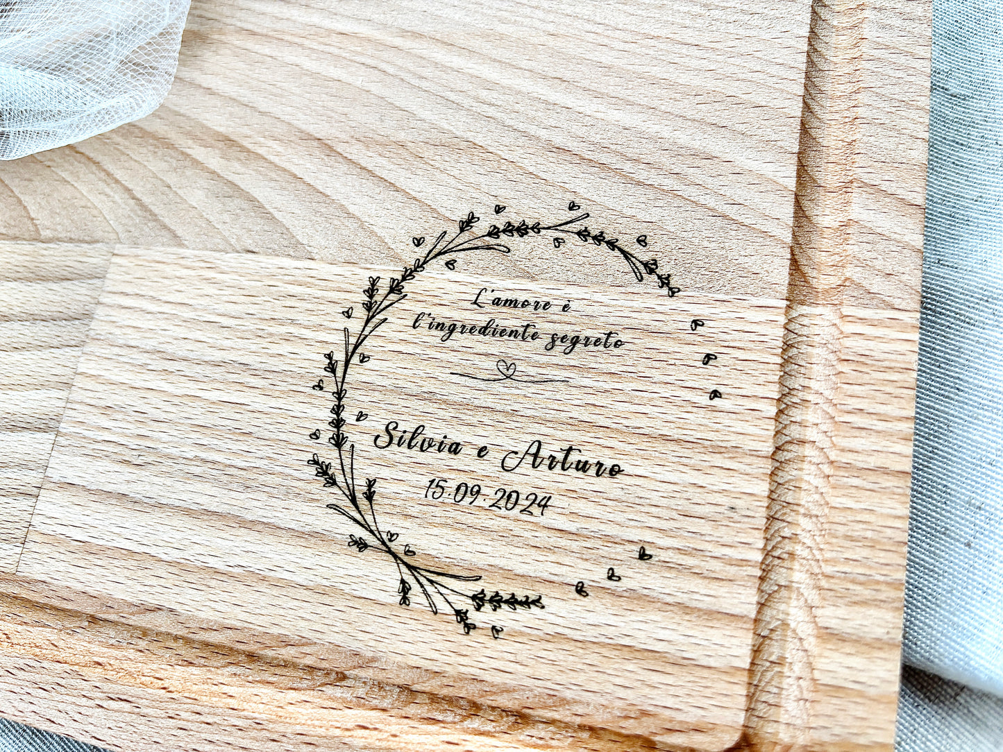 Planche à découper en bois de hêtre pour faveur de mariage avec phrase gravée au laser personnalisable