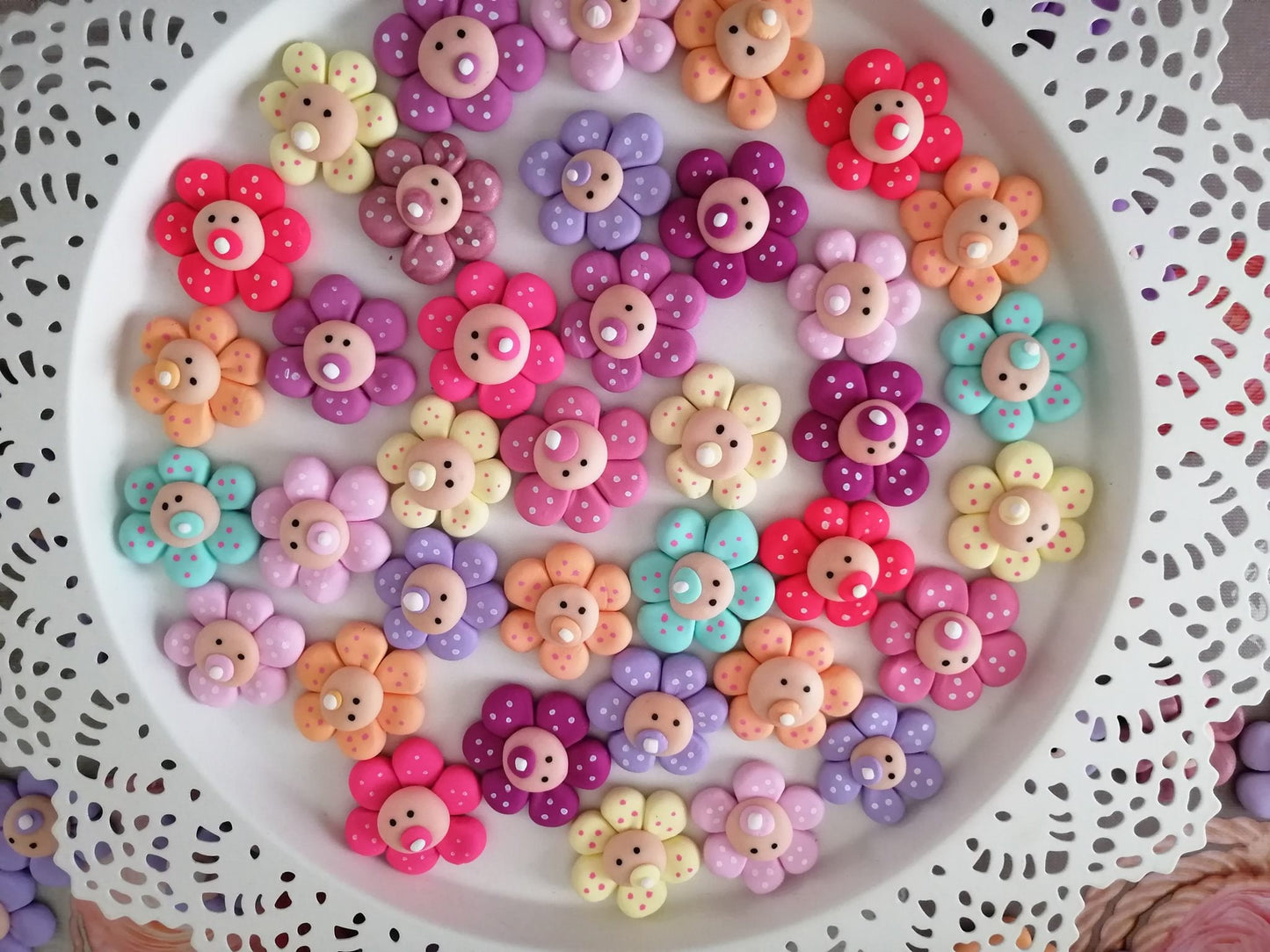 Favoris de naissance et de baptême Fleurs aimantées pour FILLES en FIMO