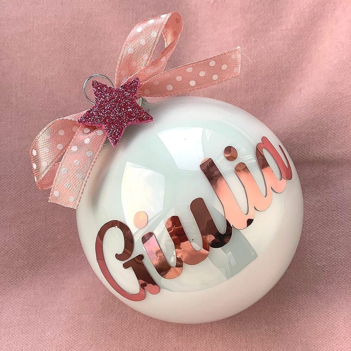 Boule de Noël en verre de 8 cm, décorations de noël personnalisées, décorations d'arbre personnalisées avec le nom du garçon/fille/maman/papa