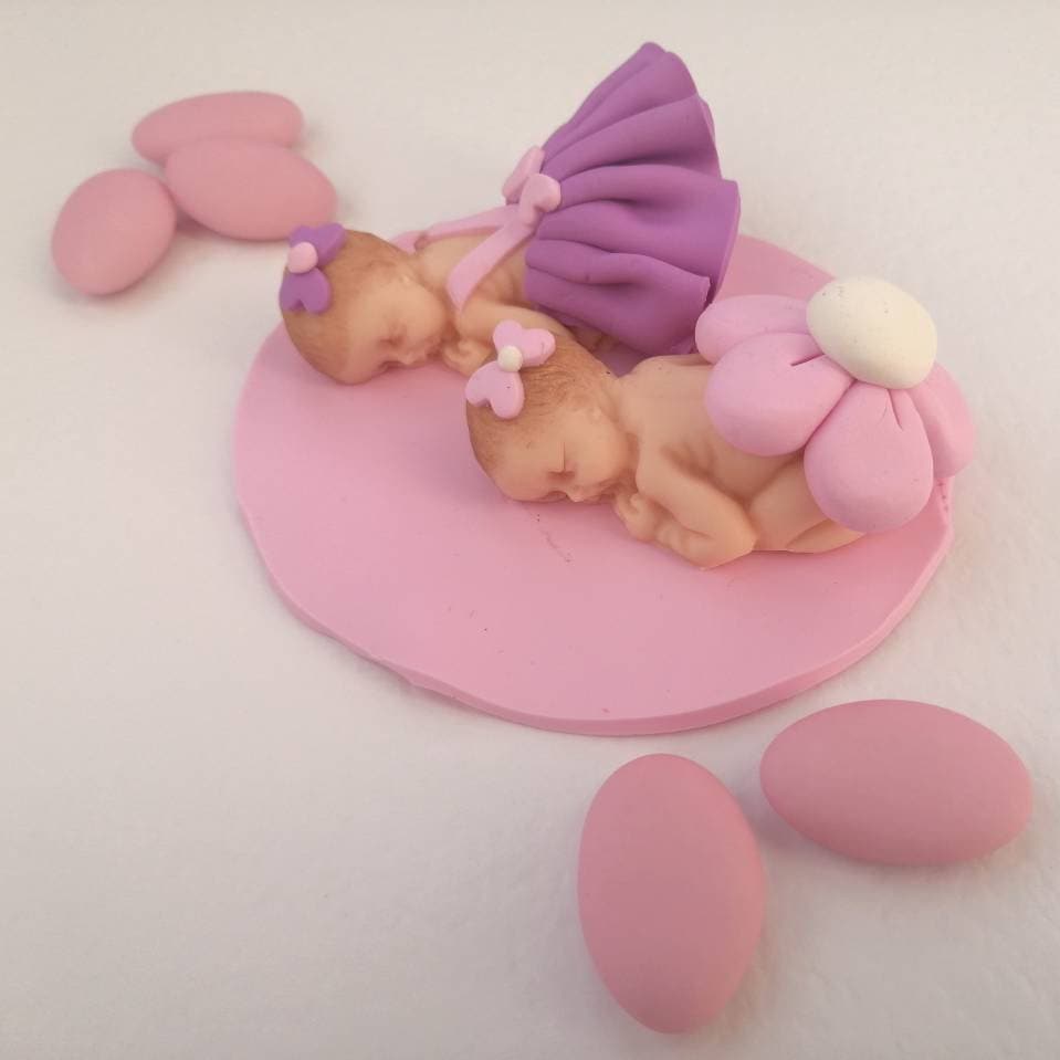 Bonbonnière de naissance et de baptême pour jumelles en fimo avec base rose 10cm x 10cm avec prénom personnalisé fait main