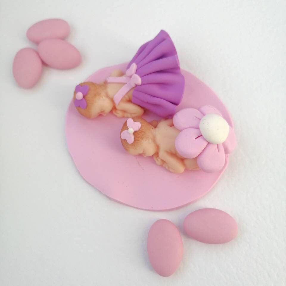 Bonbonnière de naissance et de baptême pour jumelles en fimo avec base rose 10cm x 10cm avec prénom personnalisé fait main