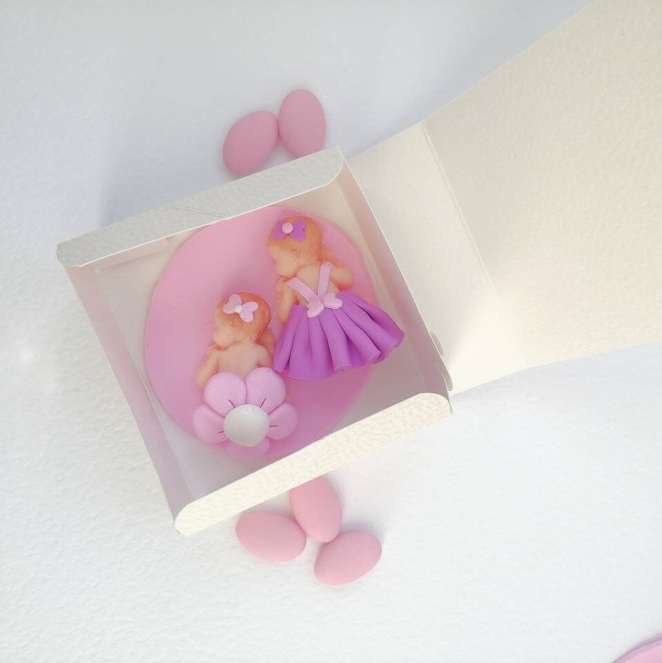 Bonbonnière de naissance et de baptême pour jumelles en fimo avec base rose 10cm x 10cm avec prénom personnalisé fait main