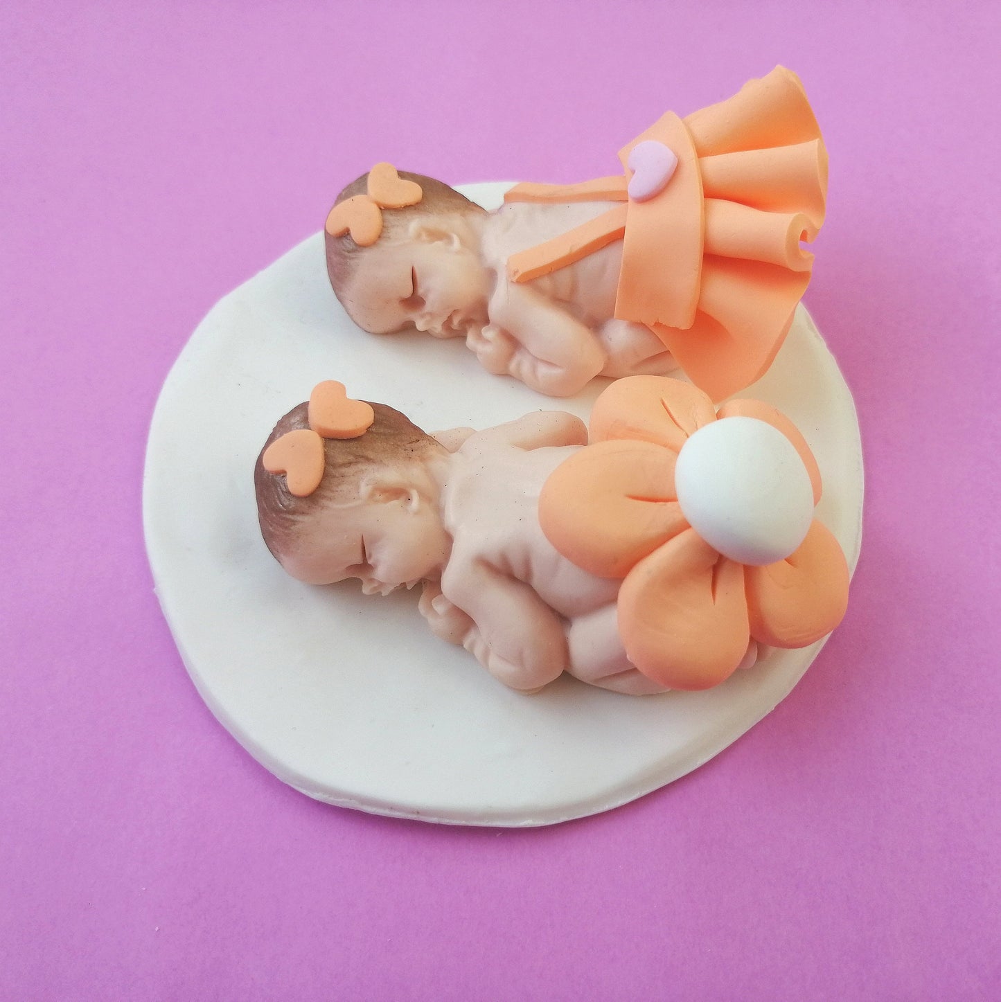 Bonbonnière de naissance et de baptême pour jumelles colorées en fimo avec base blanche 10cm x 10cm avec prénom personnalisé fait main