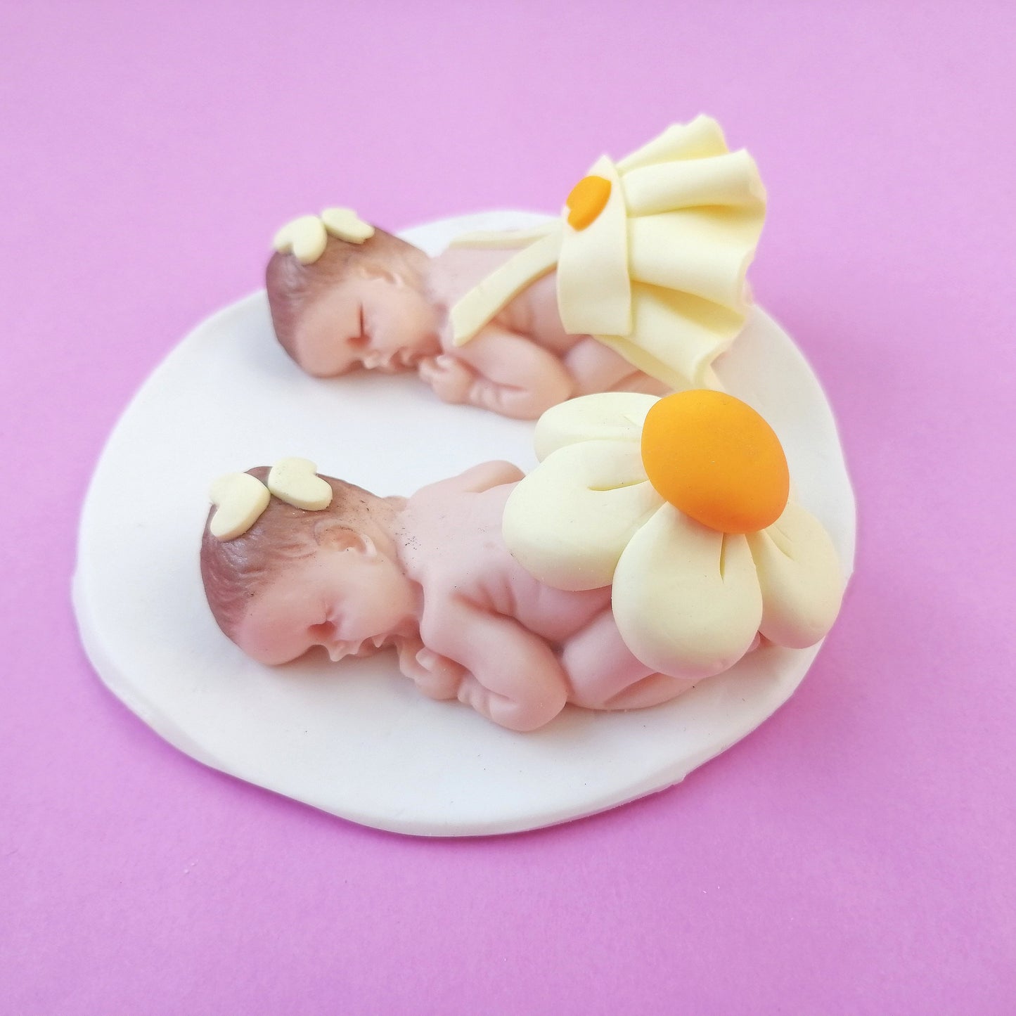 Bonbonnière de naissance et de baptême pour jumelles colorées en fimo avec base blanche 10cm x 10cm avec prénom personnalisé fait main